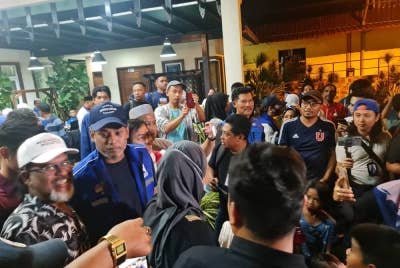 Khairy Jamaluddin dikerumuni orang ramai yang mahu 'berselfie' dengannya selepas ceramah di Paya Jaras Dalam, Sungai Buloh malam ini.
