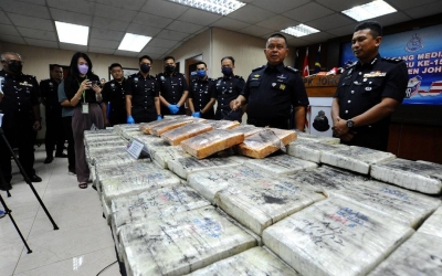 Kamarul Zaman menunjukkan dadah yang dirampas bernilai RM542,674 dalam empat serbuan ketika sidang akhbar di IPK Johor pada Isnin. 