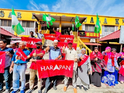 Hisyamuddin (tengah) bersama penyokong Pakatan Harapan di Pasar Besar Kuala Krai, pagi tadi.