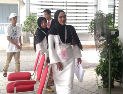 Nuraisah (depan) ketika proses penamaan calon yang sentiasa ditemani ibunya, Musalmah.