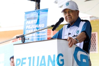Dr Mahathir ketika kempen PRU15 di Pengalat Besar, Papar hari ini. - Foto Bernama
