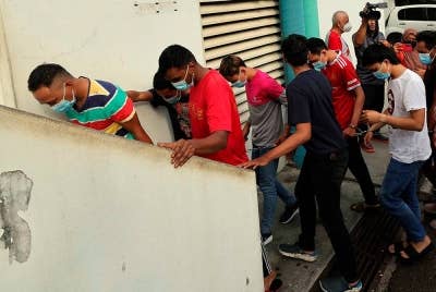 Tujuh lelaki mengaku bersalah di Mahkamah Majistret Johor Bahru atas tuduhan melakukan khianat dengan merosakkan dan menterbalikkan sebuah Perodua Myvi di Taman Kota Masai, Khamis lalu. - Foto Bernama