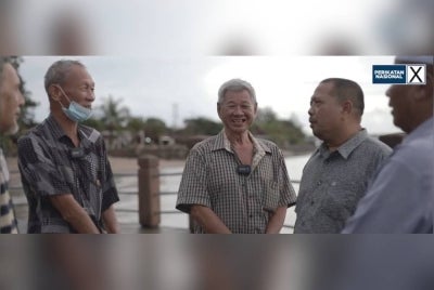 Tangkapan layar video Abu Bakar (dua dari kanan) bersama penyokong PN.