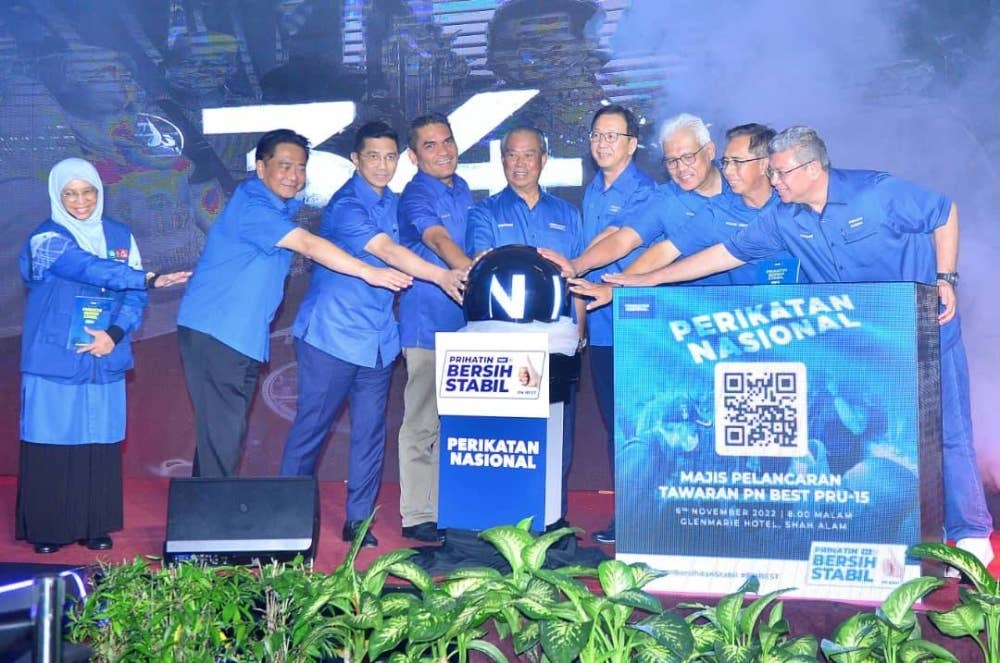 Muhyiddin (tengah) melancarkan Tawaran Pilihan Raya Umum ke-15 PN pada Ahad.