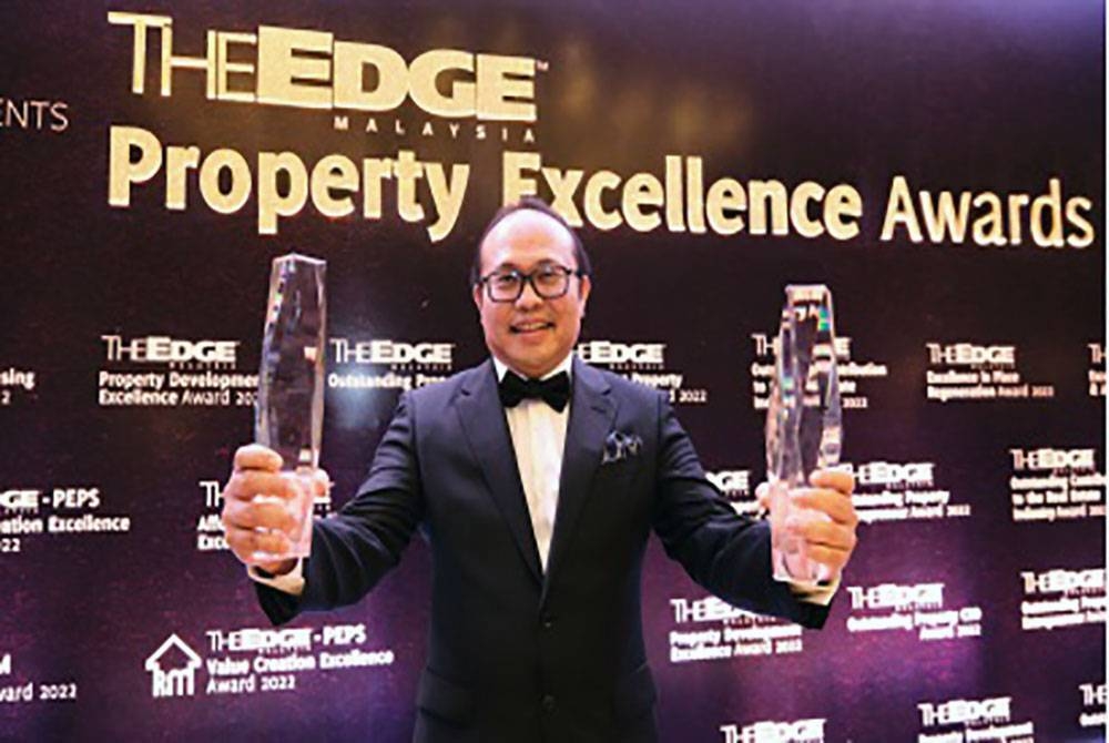 Lee bersama dua anugerah yang dimenangi SkyWorld pada majlis Anugerah Kecemerlangan Hartanah The Edge yang diadakan di Kuala Lumpur, baru-baru ini.