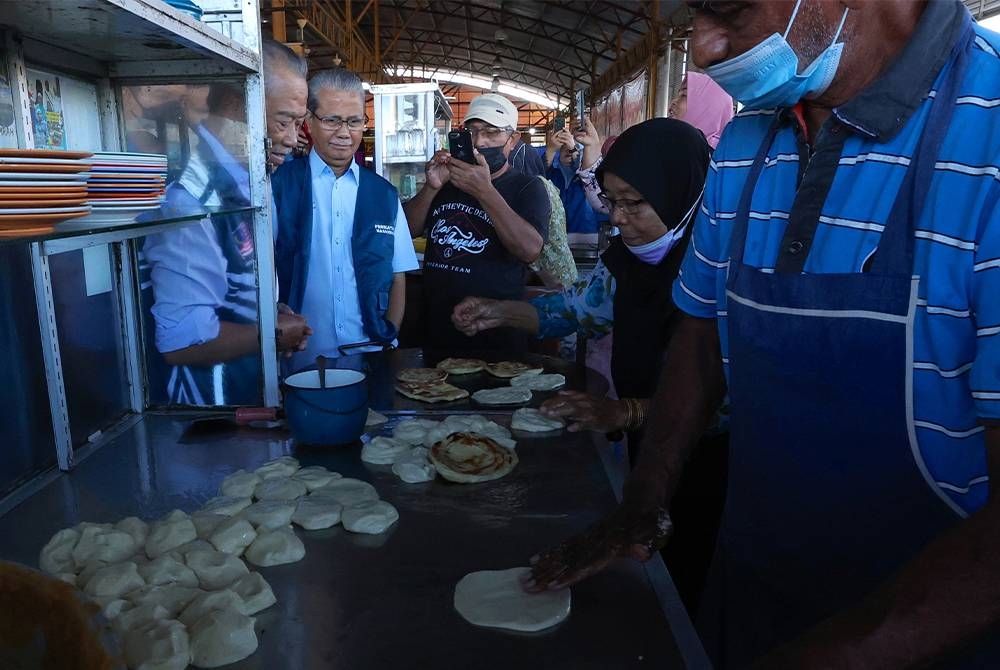 Muhyiddin bertemu dengan para peniaga ketika mengadakan tinjauan mesra di Pasar Awam Jitra hari ini. Foto Bernama