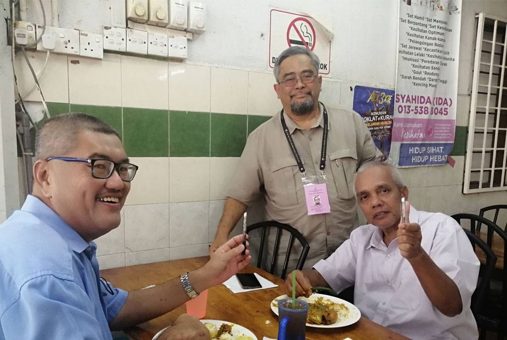 Zulkifli (tengah) bertanding Bebas dengan logo Pen pada PRU15 bagi Parlimen Gombak.