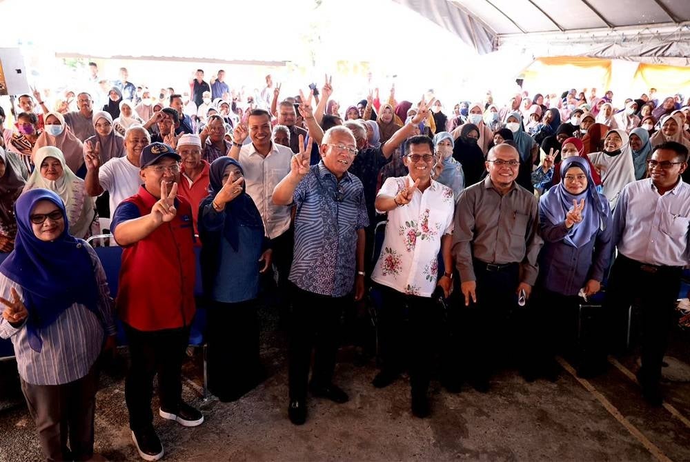 Mahdzir (tengah) bergambar selepas Majlis Pekebun Kecil RISDA Makmur Daerah Padang Terap di Kampung Baru Padang Sanai, Kuala Nerang pada Selasa.