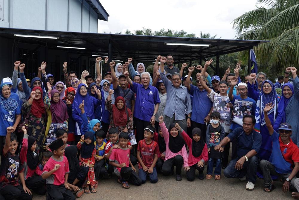 Ismail Sabri bergambar bersama penduduk Kampung Bohor selepas menghadiri kenduri rakyat di kampung tersebut. Foto Bernama
