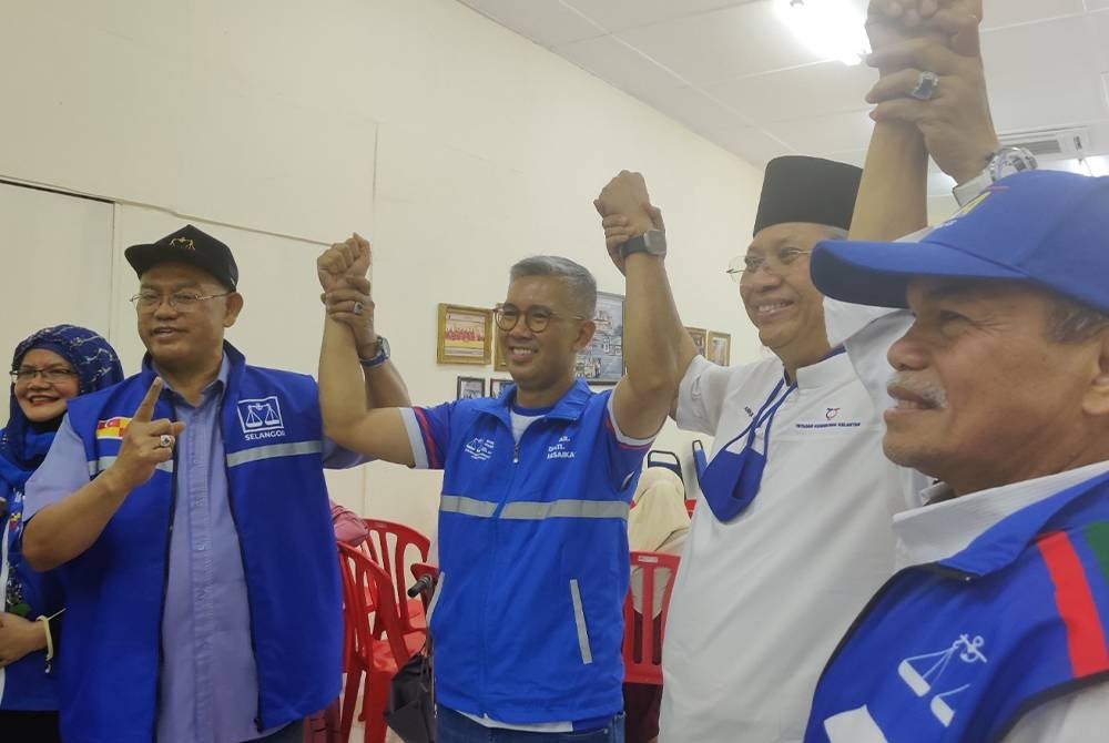 Noh (kiri) bersama Annuar Musa (dua dan calon BN, Tengku Zafrul pada program Pusat Ekonomi Digital Keluarga Malaysia (PEDi) Felda Bukit Cherakah.