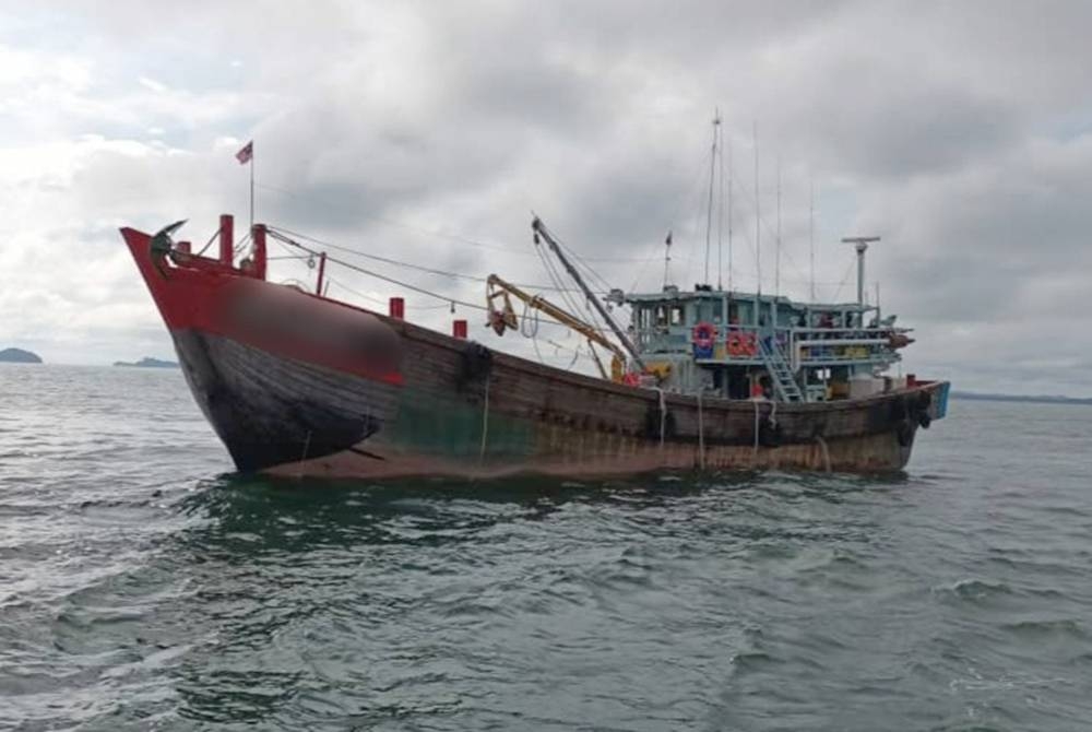 Bot yang ditahan dibawa ke Jeti Pos Maritim Teluk Gading untuk tindakan lanjut.
