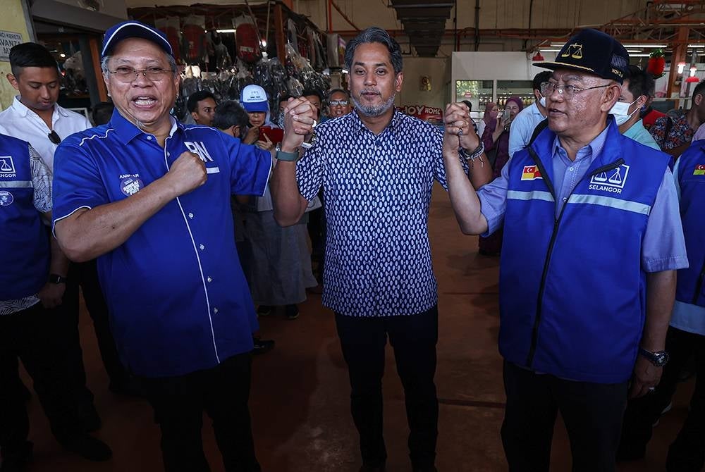 Khairy (tengah) ketika melakukan tinjauan mesra di sebuah pasar di sekitar Taman Saujana Utama.   Turut kelihatan Annuar dan Noh. - Foto Bernama