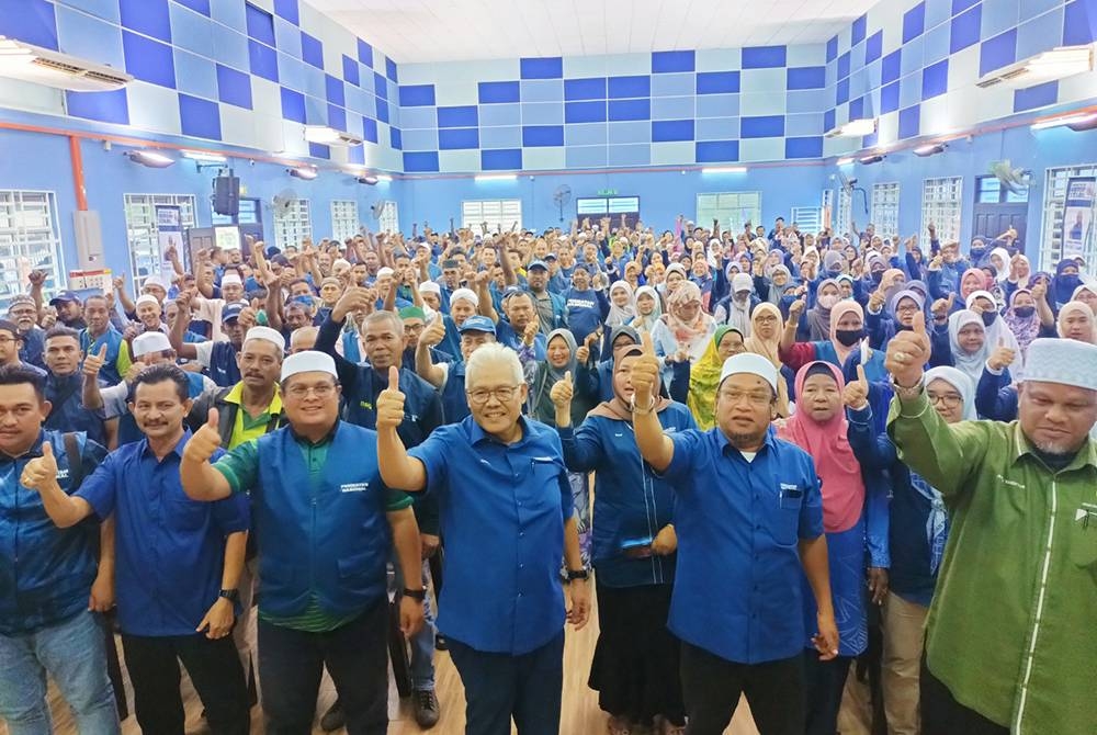 Hamzah (tengah) sempena Majlis Ramah Mesra calon Parlimen dan Dewan Undangan Negeri (DUN) Larut di Dewan Majlis Daerah Selama, Sungai Bayor pada Selasa.