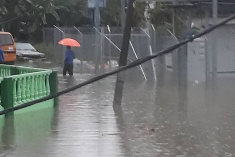 Beberapa kawasan di sekitar Shah Alam dinaiki air akibat longkang tersumbat selepas hujan lebat pada petang Selasa. Foto: JBPM Selangor