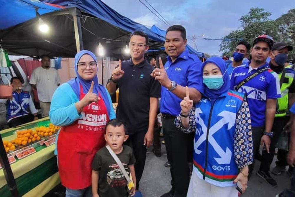 Mohd Zaidi (dua dari kanan) bertemu dengan peniaga di Pasar Malam Permatang Tok Elong pada Selasa.