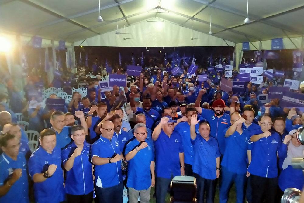 Saarani (tiga dari kanan) bersama calon-calon BN dan jentera parti selepas menyempurnakan Majlis Pelancaran Manifesto BN Perak di Bandar Meru Raya pada malam Selasa.
