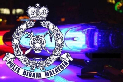 Polis memburu dua lelaki kerana disyaki terlibat menyamun sebuah klinik pergigian di Bandar Seri Putra, Bangi, petang Isnin.