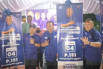 Hishamuddin (kanan) ketika melancarkan jentera BN Parlimen Simpang Renggam pada Isnin.