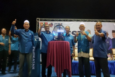Muhyiddin (tengah) ketika Pelancaran PN BEST dan Manifesto Perikatan Nasional Negeri Kedah di Pendang Convention Centre (PCC) pada malam Isnin.