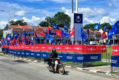 Sebahagian bendera parti yang dipasang di kawasan Dataran Keris Alor Gajah.