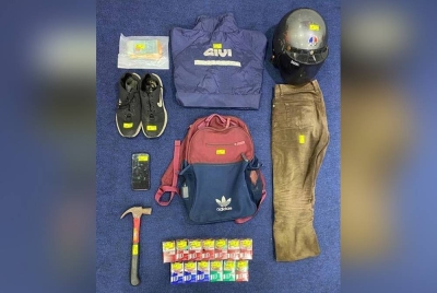Antara barangan dirampas disyaki digunakan suspek semasa menyamun. - Foto PDRM