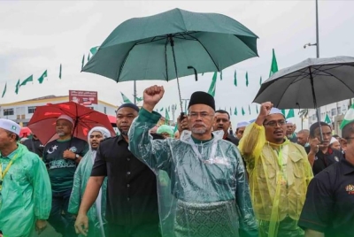 Wan Hassan (tengah) ketika berarak untuk ke bangunan proses penamaan calon.
