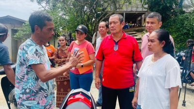 Teratai (kanan) mendengar luahan penduduk semasa turun padang berkempen di Chenderiang.