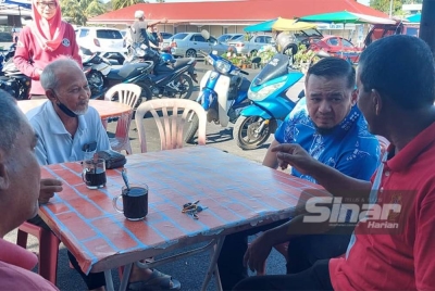 Fathul Bari (dua dari kanan) beramah mesra dengan penduduk di sekitar Utan Aji, Kangar pada Selasa.