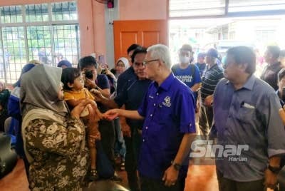 Ismail Sabri menyantuni penduduk yang hadir pada program Kenduri Rakyat di Kampung Bohor Baru, Bera pada Selasa.