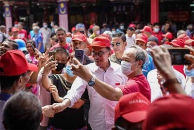 Anwar ketika bertemu masyarakat berbilang kaum di lokasi pertama jelajah beliau di Ledang, Johor.