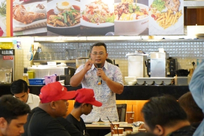 Amirudin (depan) pada program Hi-Tea Bersama Anak Gombak pada Selasa. 