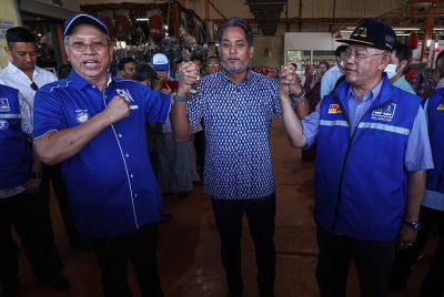 Khairy (tengah) ketika melakukan tinjauan mesra di sebuah pasar di sekitar Taman Saujana Utama.   Turut kelihatan Annuar dan Noh. - Foto Bernama