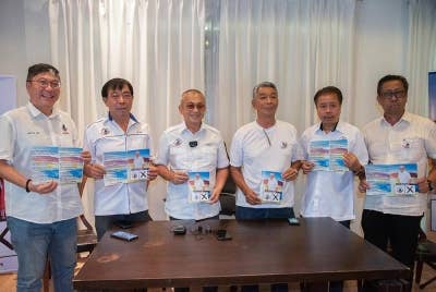 Calon Warisan bagi Parlimen Labuan Datuk Rozman Isli (tiga, kiri) bergambar selepas sidang media bagi membentangkan manifesto parti sempena PRU15 di markas Warisan Labuan. - Foto Bernama.