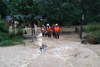 Bomba berjaya menyelamatkan sepasang suami isteri yang terperangkap di dusun mereka di Sungai Semungkis, Hulu Langat. Foto: Bomba Selangor
