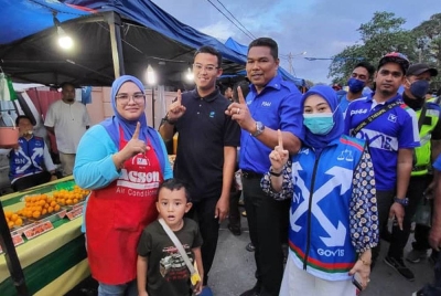 Mohd Zaidi (dua dari kanan) bertemu dengan peniaga di Pasar Malam Permatang Tok Elong pada Selasa.