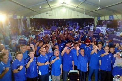 Saarani (tiga dari kanan) bersama calon-calon BN dan jentera parti selepas menyempurnakan Majlis Pelancaran Manifesto BN Perak di Bandar Meru Raya pada malam Selasa.
