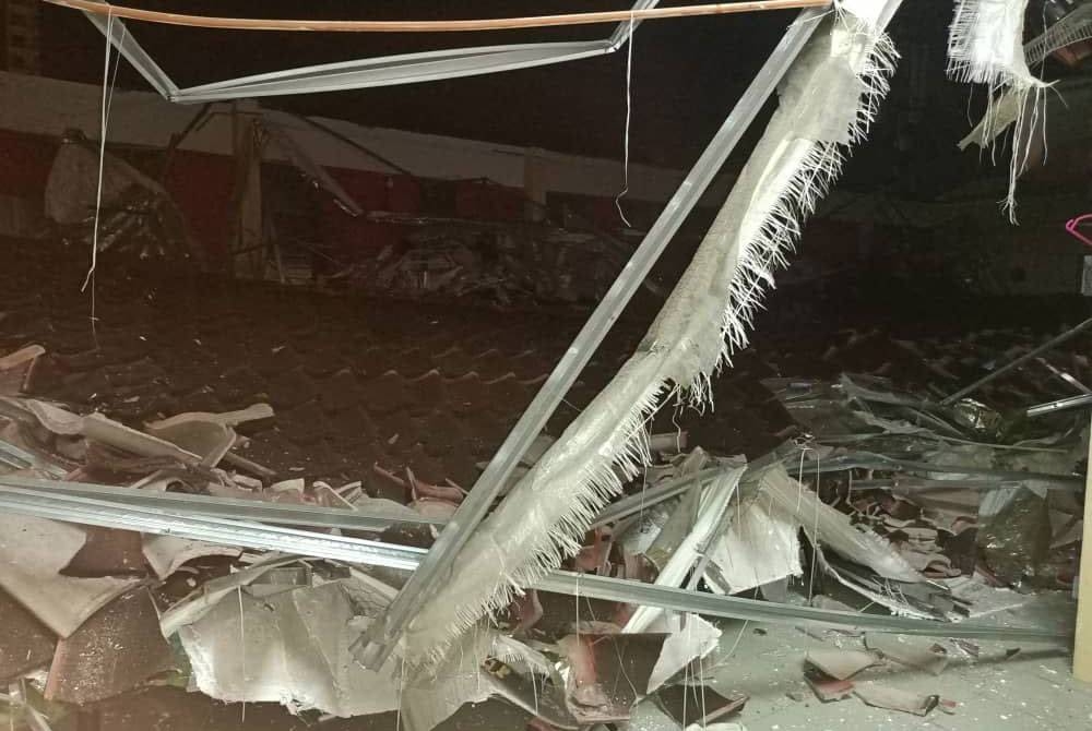 Bumbung Wisma Anak Yatim Perempuan (Islam) di Jalan Scotland runtuh dalam kejadian pada jam 9.42 malam Selasa.