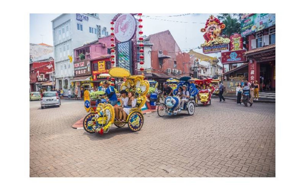 Pelancong dibawa mengelilingi Bandaraya Melaka menaiki beca berhias dengan bayaran anggaran dari RM40 mengikut satu pusingan.