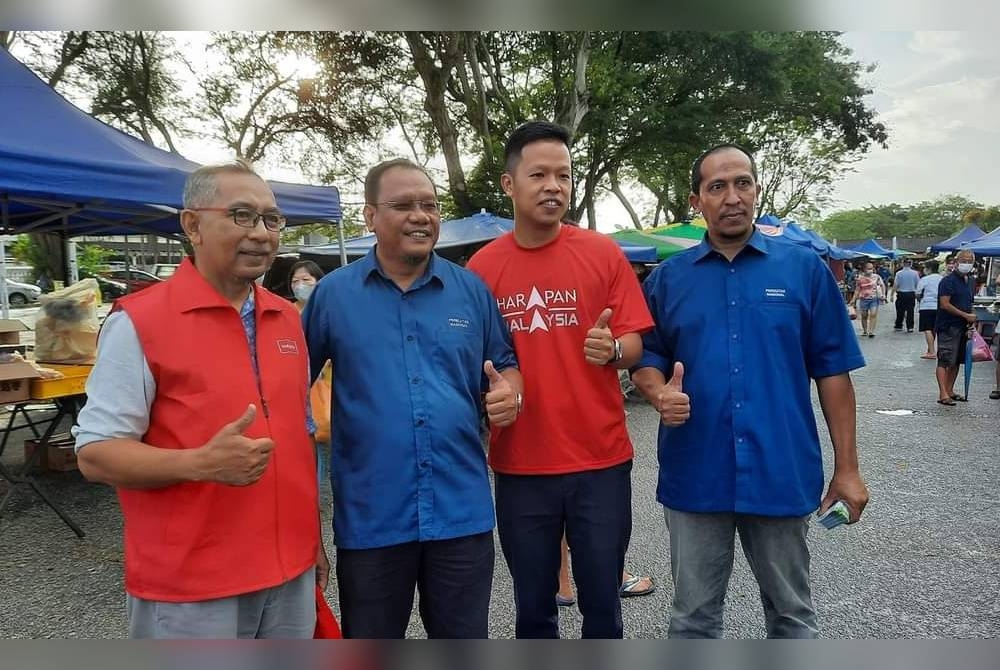 Zuraidi (kiri) bersama Andansura dan Chun Kuang yang bertembung ketika melakukan kempen di Air Putih pada Rabu.