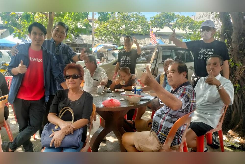 Adam Adli bersama masyarakat di Taman Sin Hoe Garden Bukit Baru pada Rabu.