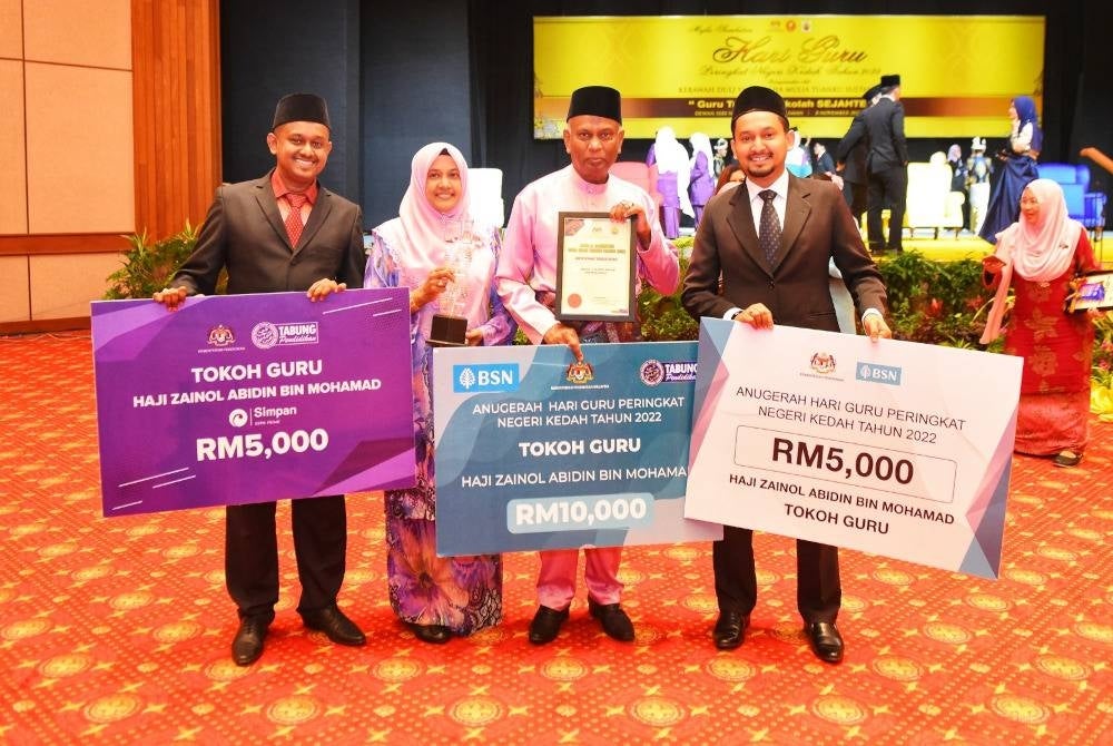 Zainol Abidin (dua dari kanan) bergambar bersama isteri dan dua anak lelakinya yang turut hadir memberikan sokongan.