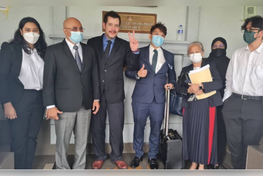 Jason Lo (tiga dari kiri) bersama rakan dan peguamnya. - Gambar fail