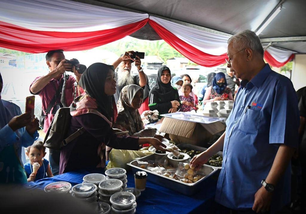 Ismail Sabri menyantuni golongan usahawan PMKS yang menjadi penyumbang kepada pertumbuhan ekonomi negara.