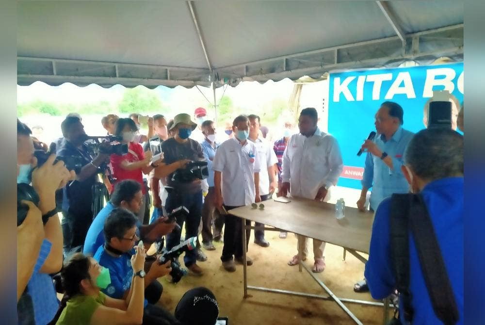 Anwar (kanan) berucap ketika mengadakan pertemuan dengan dengan petani pekebun limau bali di Jalan Ampang-Tambun, di sini pada Rabu.