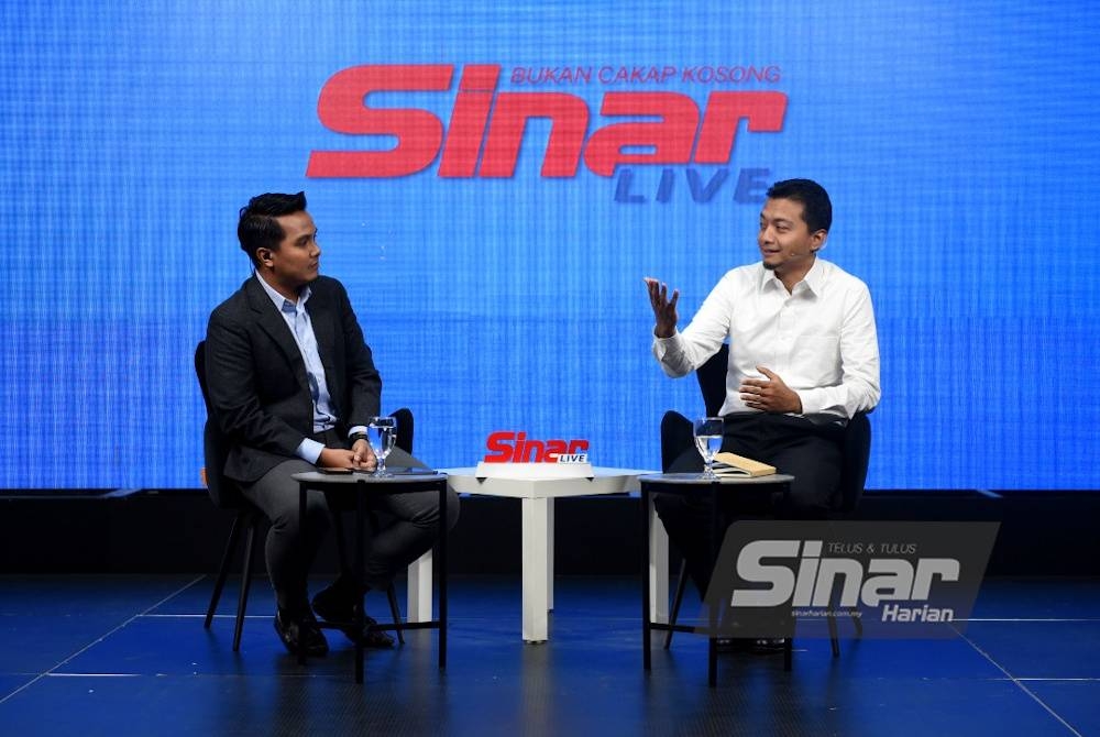 Program Sinar Live bertajuk “Pas ‘King Maker’ PRU15?” menampilkan calon Parlimen Bachok dari Pas, Mohd Syahir Che Sulaiman (kanan) bersama moderator, Hazwan Mokhtar yang berlangsung di Auditorium Kumpulan Karangkraf pada Rabu. - Foto Sinar Harian RAFEQ REDZUAN