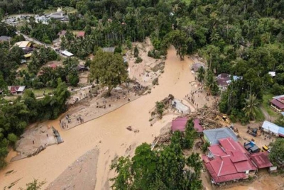 Bencana yang tidak pernah terfikir dan tergambar oleh sesiapa, apabila banyak rumah yang hanya tinggal bumbung ditenggelami air bah.