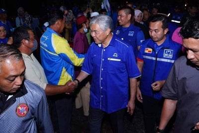 Ahmad Zahid (tiga dari kanan) beramah mesra bersama pengundi pada Program Budi Disanjung Parlimen Sungai Besar di Parit 16 pada Selasa.
