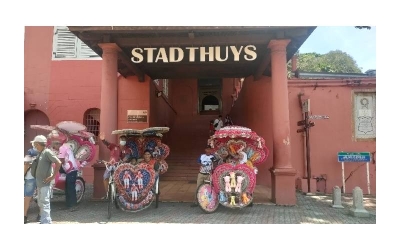 Dua pengayuh beca gembira mendapat pelanggan dalam kalangan pelancong tempatan.