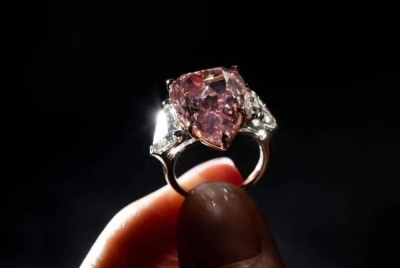 Berlian merah jambu dibeli pada harga RM134.69 juta oleh seorang pembeli dari Asia pada satu lelongan di Geneva pada Selasa. - Foto AFP