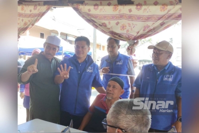 Nawi (dua, kiri) bersama Che Mohamad Zulkifly ketika berkempen di pasar pagi Kampung Alor Lintah di sini pada Rabu.